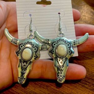 🆕 Beautiful Bullhead Western Style Howlite Cow Skull Anitiqued Earrings